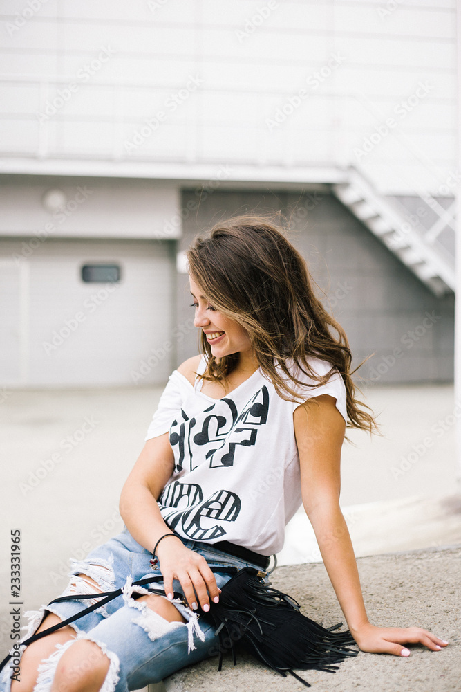 dommer krone Lege med smiling beautiful young girl in t-shirt and jeans in town Stock Photo |  Adobe Stock
