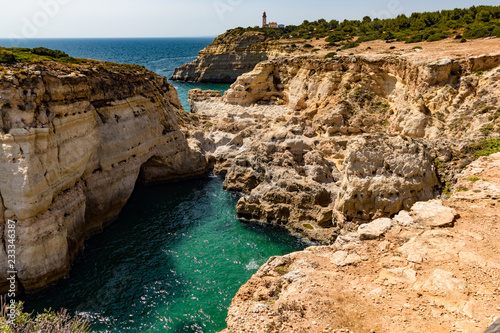  Vue panoramique sur la côte avec un phare au Portugal © radu