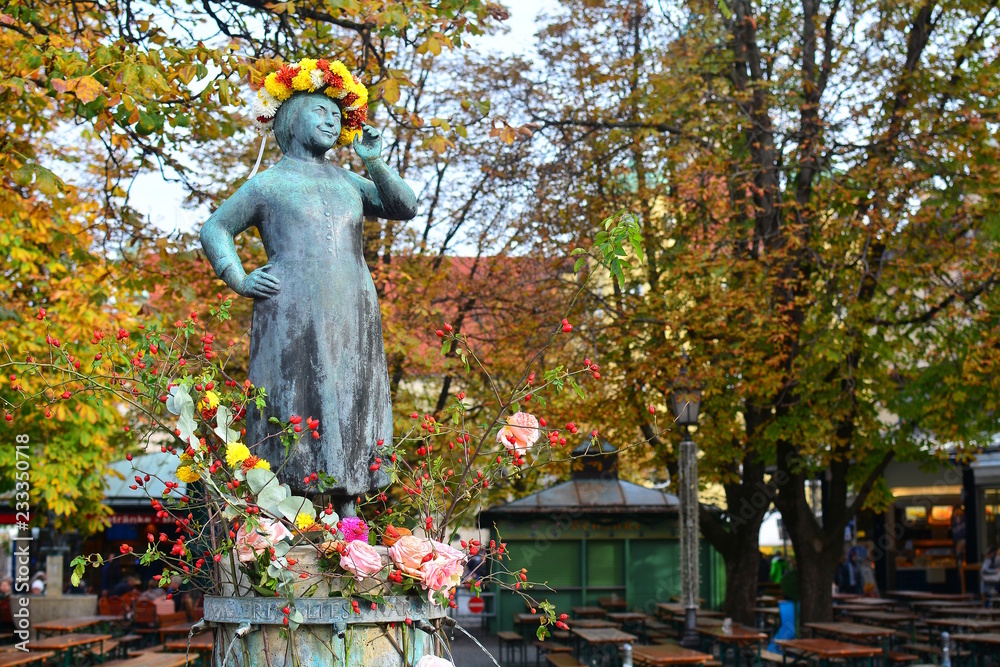 Obraz premium The famous market square of Munich with its traditional statues, Viktualienplatz Germany.