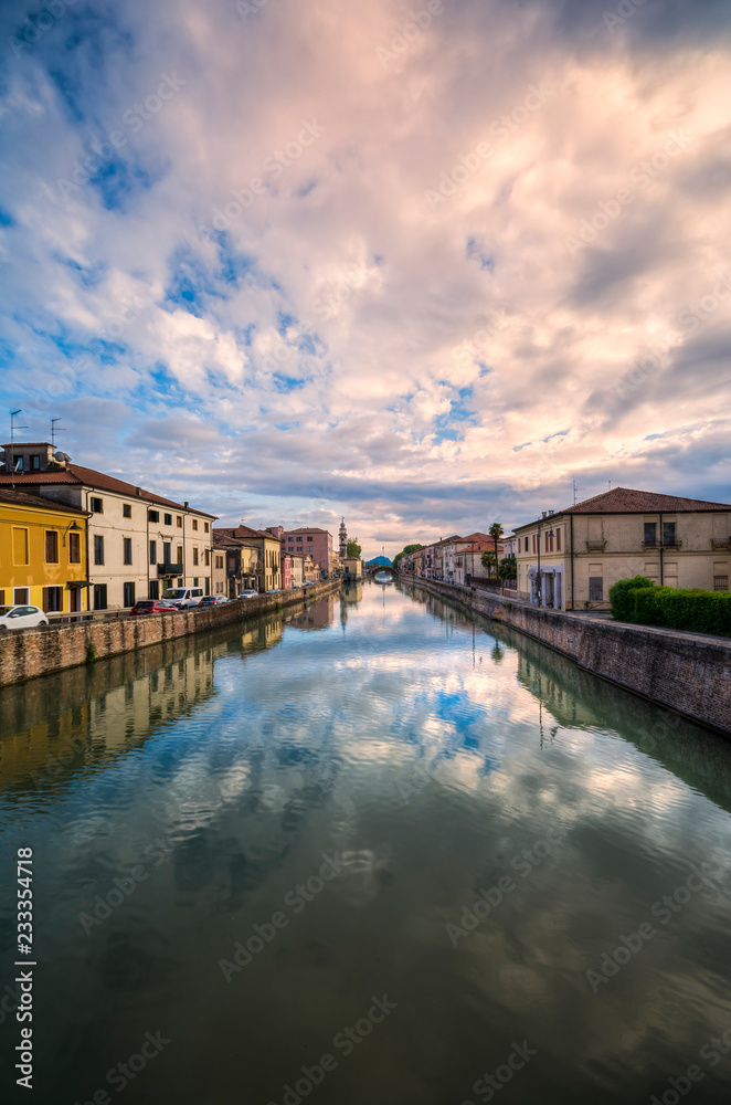 Tramonto che si specchia nel canale di Battaglia Terme in Veneto