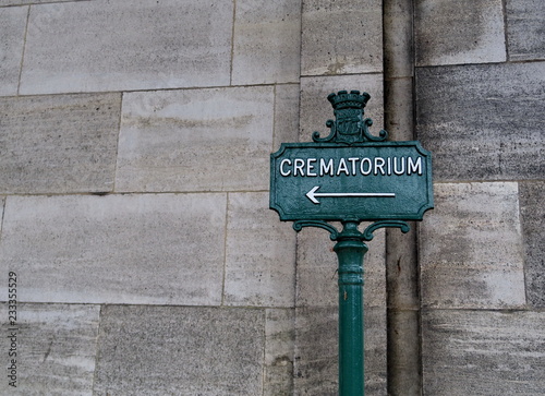 Crématorium - Inscription avec flèche sur un panneau en fer au cimetière