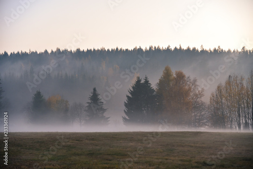Nebel über der Landschaft am Abend im Herbst