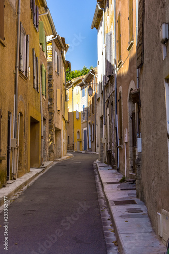 narrow lane of village Bédoins, Provence, France © Jürgen Feuerer