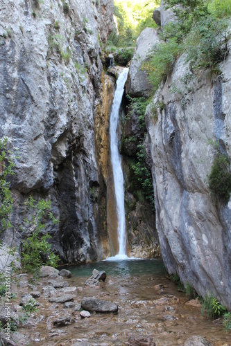 cascada en la montaña