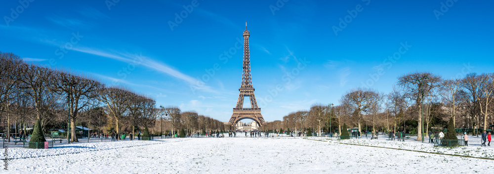 Fototapeta premium Paryska panorama w zimie z wieżą Eiffla