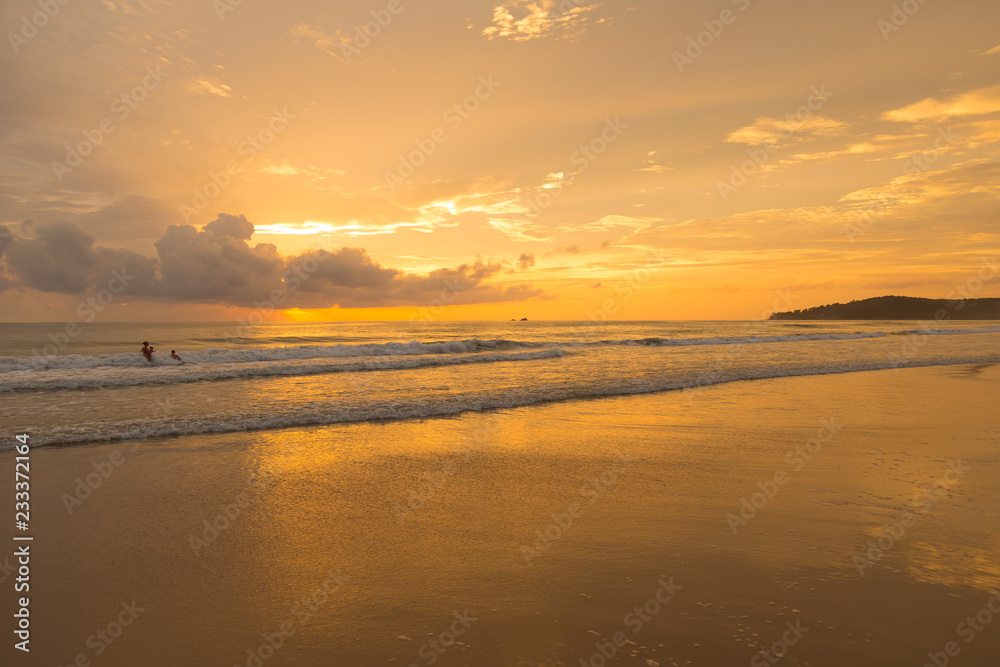 Fototapeta premium Złoty zachód słońca na plaży