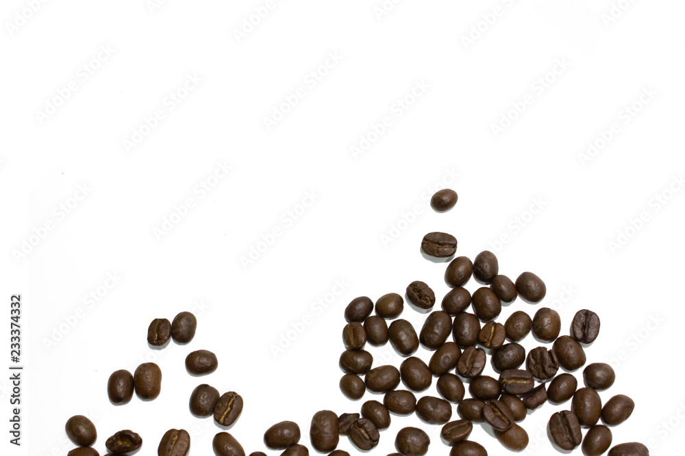 Obraz premium Coffee beans isolated on white background.
