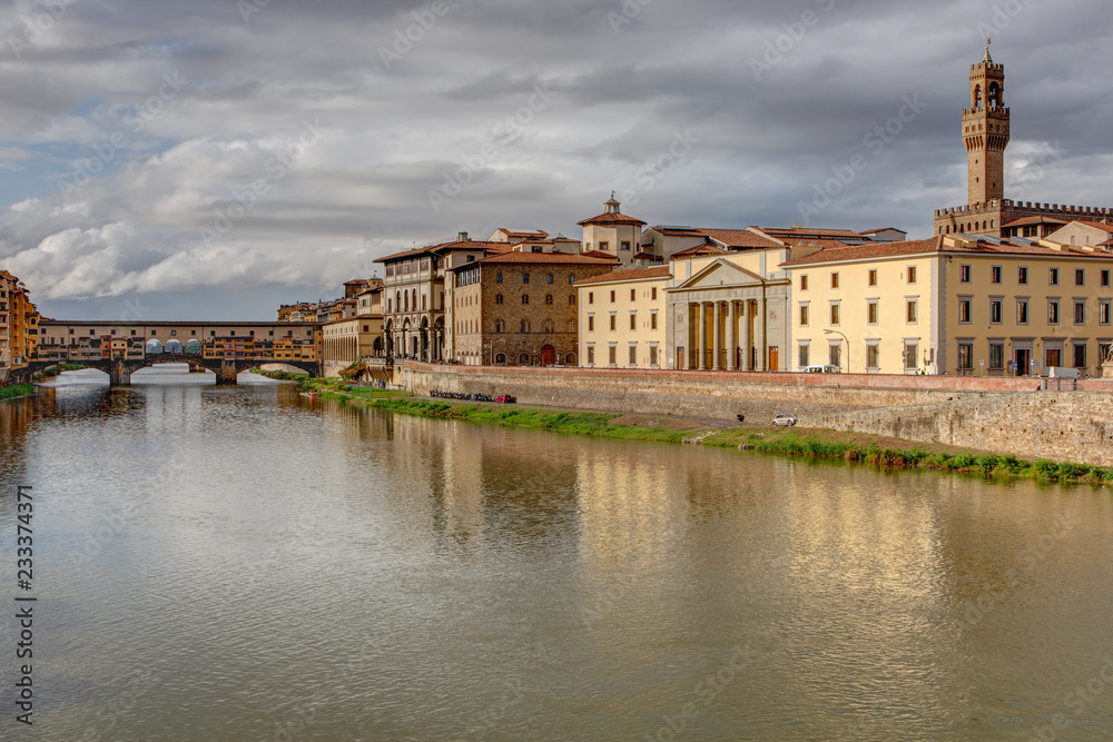 Le long de la riviere Arno a Florence en Toscane - Italie