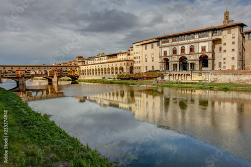 Le long de la riviere Arno a Florence en Toscane - Italie