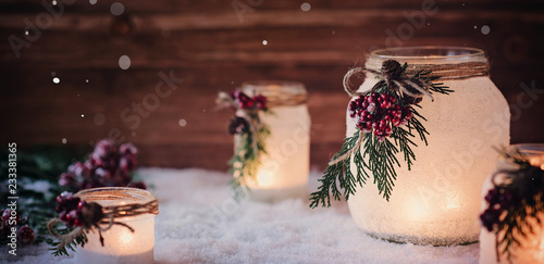 Winterliche Weihnachtsdekoration mit  frostigen Laternen /Windlichtern vor rustikalem Holz Hintergrund 