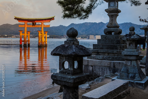 Torii nel Mare del Santuario shintoista di Itsukushima sull'Isola di Miyajima