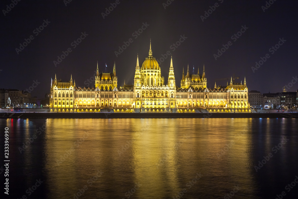 Naklejka premium Hungarian Parliament Building on the bank of the Danube in Budapest at night