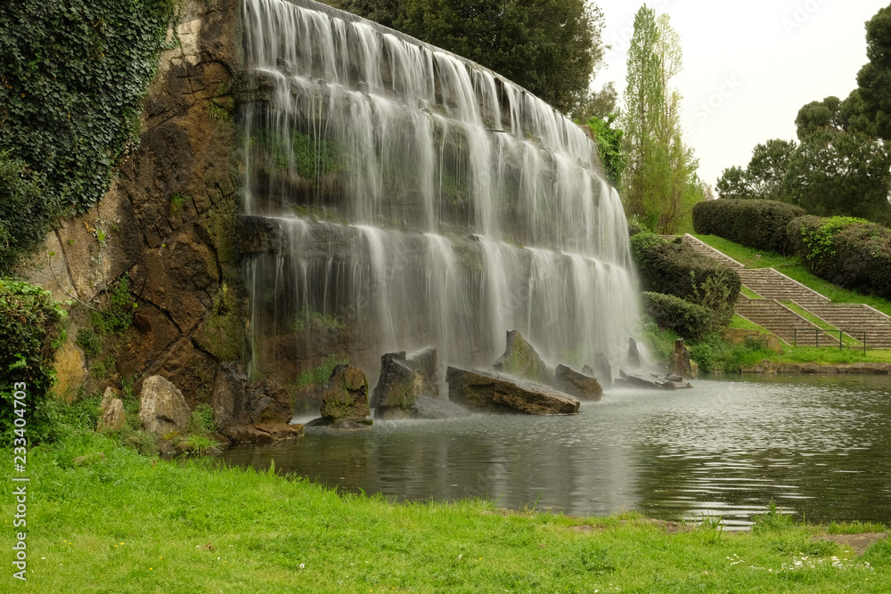 Obraz premium Waterfalls area, near the artificial lake at EUR district in Rome