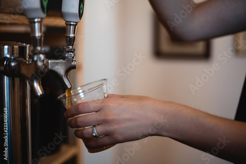 Tapety artystyczne Pouring kombucha