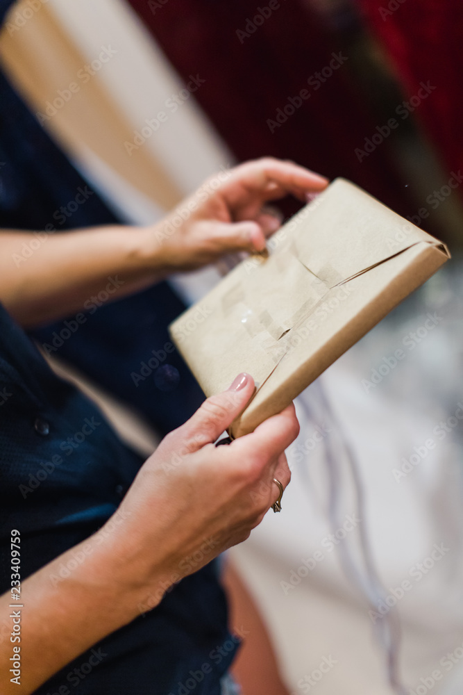 Obraz premium opening present