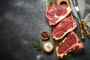 Fototapete Steakhouse Rohes Rindersteak von oben  © nadianb