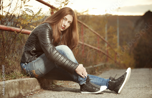 Foto Pretty brunette young woman posing in autumn late sun