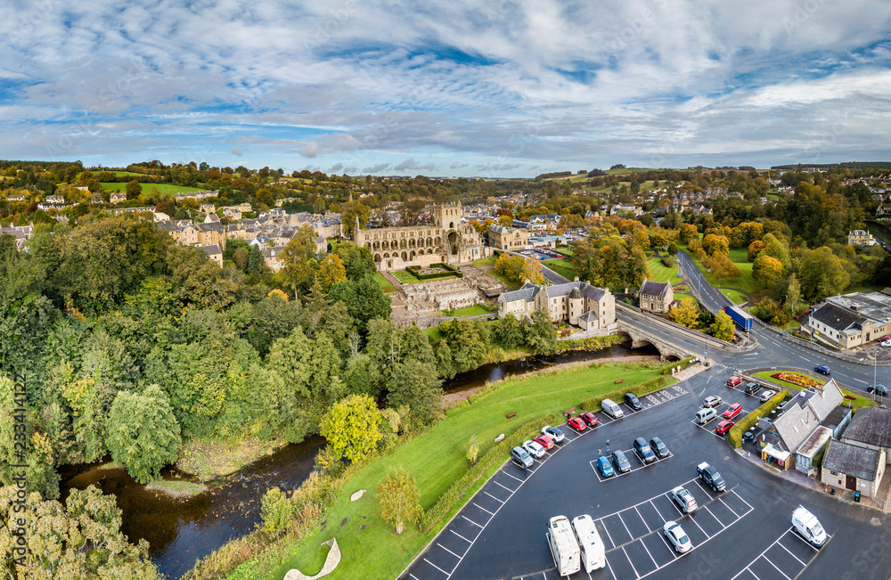 Φωτογραφία Aerial view of Jedburgh in autumn with the ruins of Jedburgh Abbey in Scotland