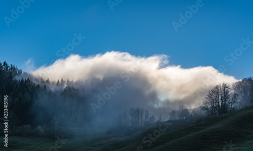 Nebel und Wolken im Sonnenlicht