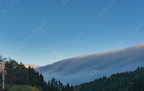 Idylle mit Nebel über dem Berg © Tobias