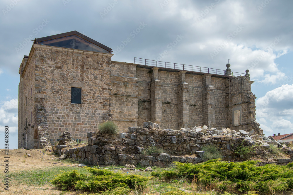 Viejo Monasterio/ vista de los restos de un viejo monasterio en las Navas del Marques, provincia de Ávila. Castilla y León. España.