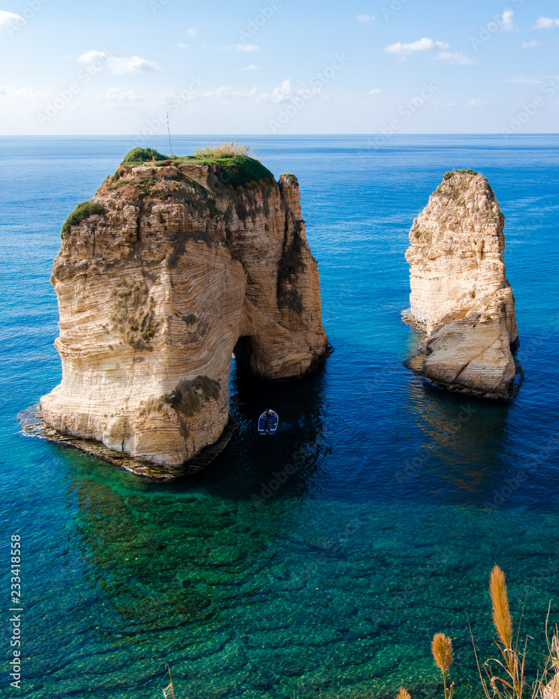 Fototapeta premium Pigeon Rocks w Bejrucie w Libanie