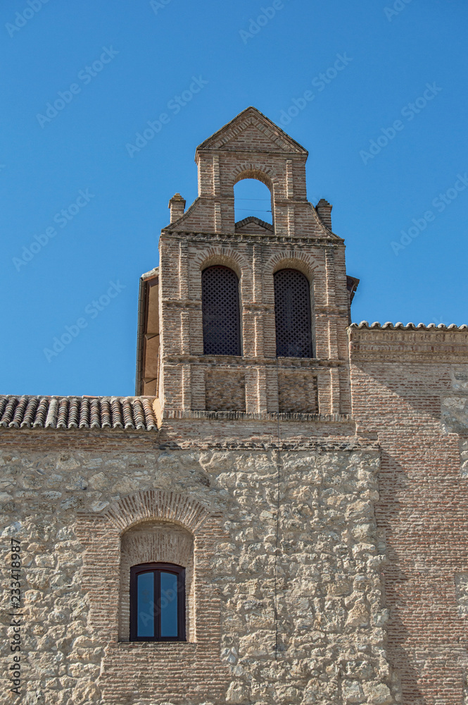Ventana y campanario/ fachada con ventana y campanario del ayuntamiento de Torrijos, provincia de Toledo. Castilla-La Mancha. España