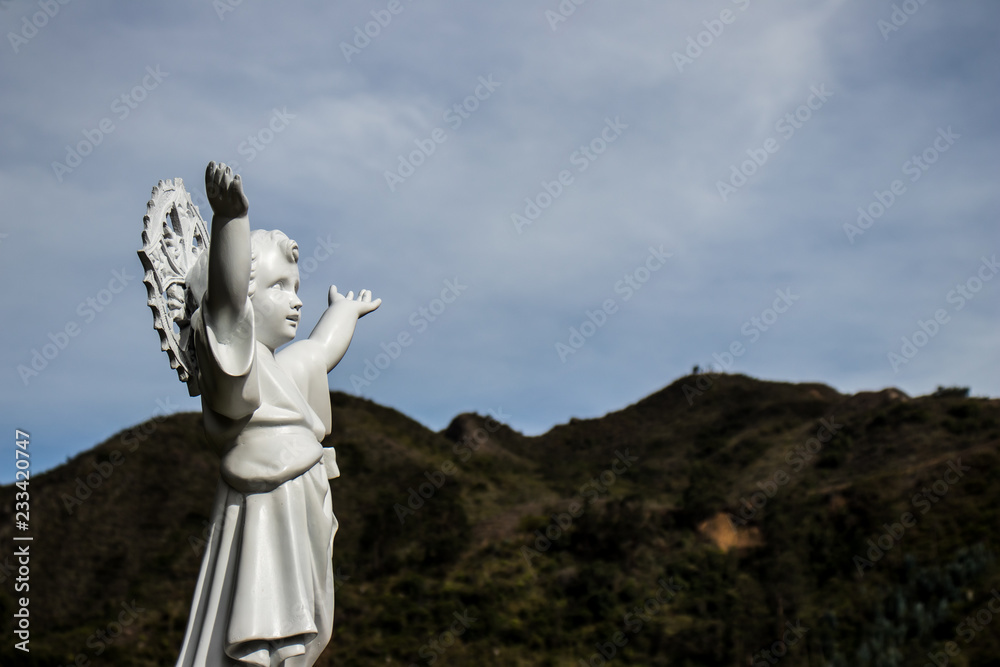 Estatua de Ángel en pueblo colombiano