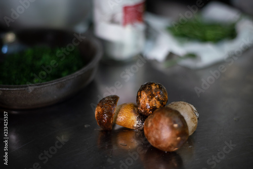 funghi porcini freschi nella cucina di un ristorante