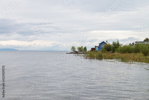 Isba sur la rive du lac Baikal à Baikalsk photo