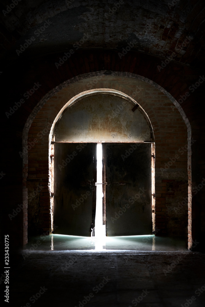 Naklejka premium Wiązka światła bramy zamknięta