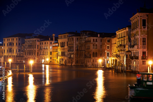Häuserzeile Venedig Nacht