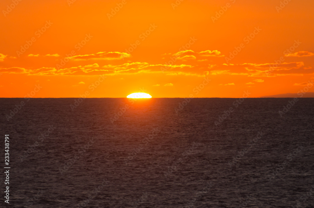 Naklejka premium sunset. ocean landscape