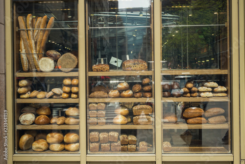 Canvastavla Various type of breads on display at a bakery, New York City, New York State, US