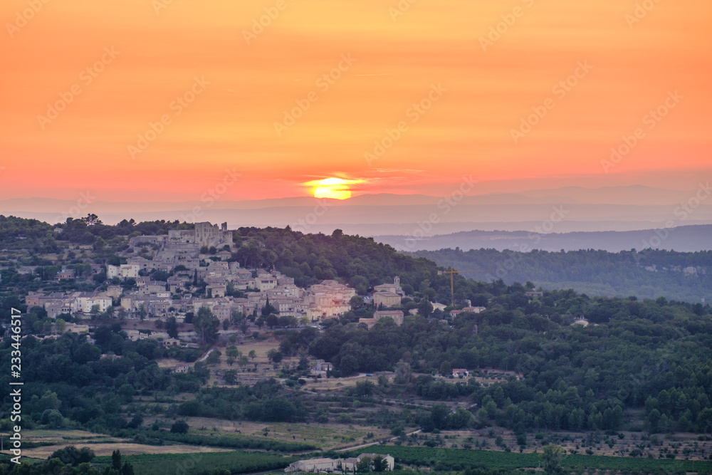 Vue panoramique sur le village de Lacoste, Provence, france. Coucher de soleil.