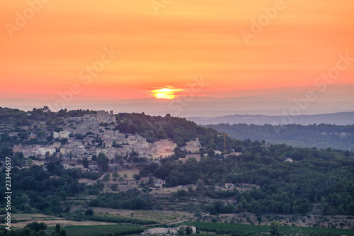 Vue panoramique sur le village de Lacoste, Provence, france. Coucher de soleil. © Marina