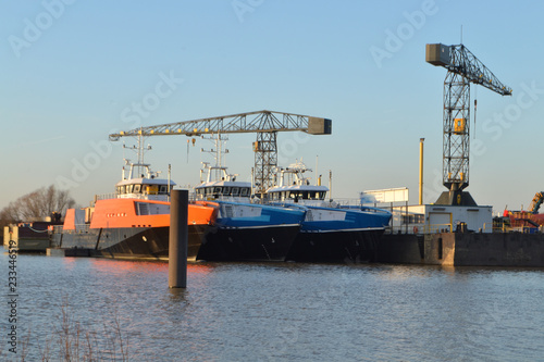 Fotografia hijskranen bij boten in de haven van Lobith-Tolkamer bij de Rijn