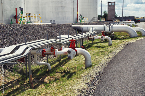 Canvas-taulu Steel fuel pipes and valves at the oil refinery