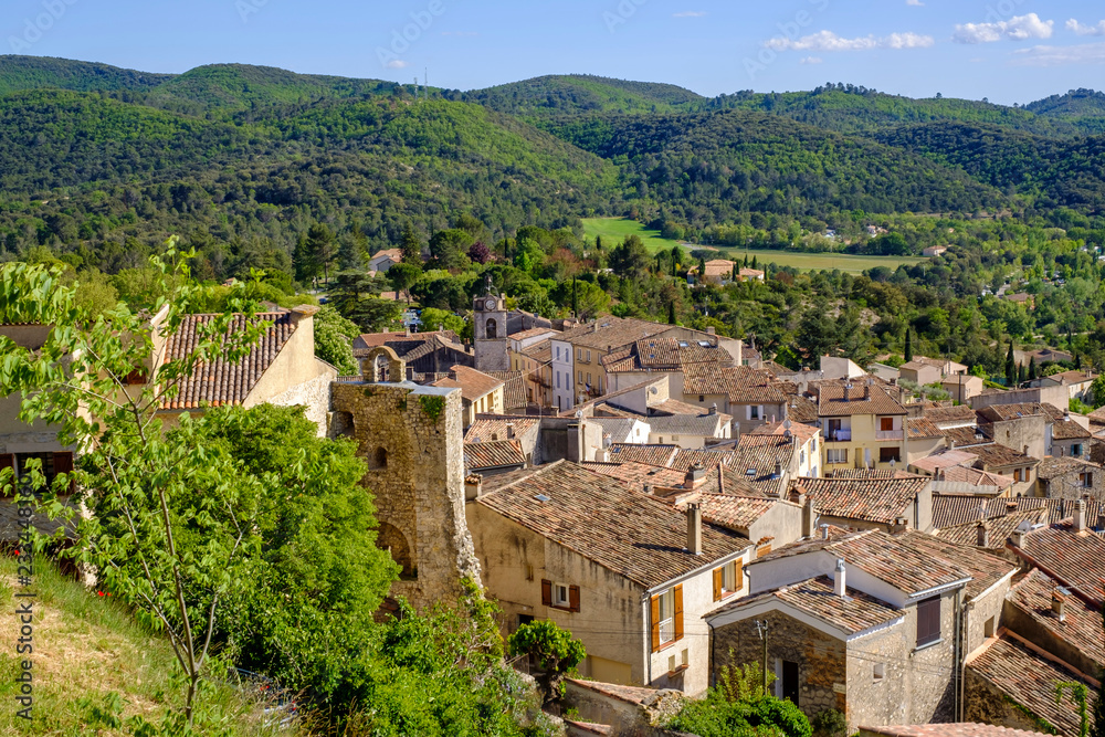 Vue panoramique depuis la hauteur du village de Gréoux-les-Bains. Ciel bleu avec de baux nuages.
