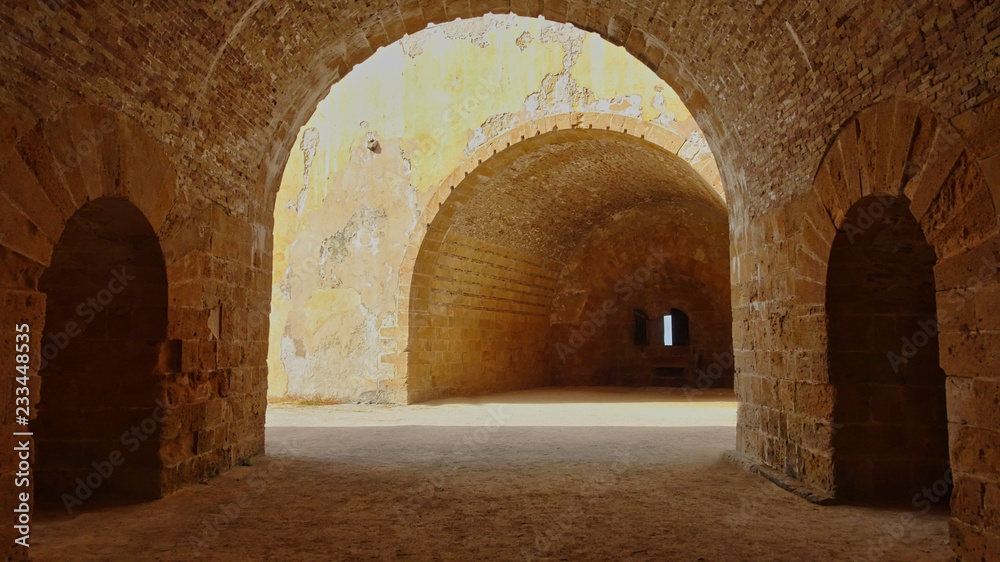 Mauern und Gewölbe aus Stein von einer Festung