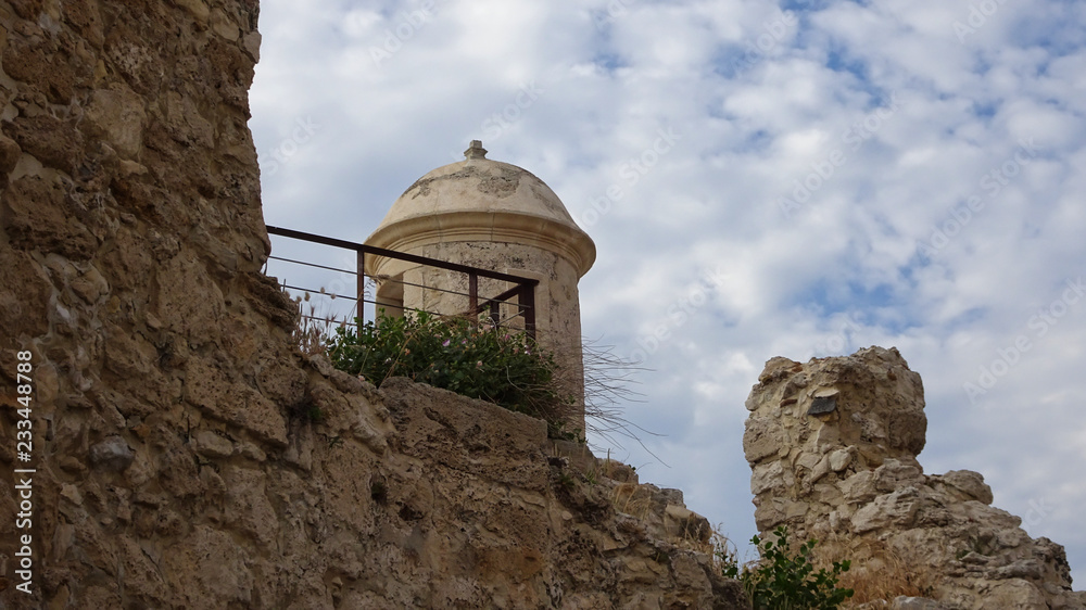 Wachturm mit runder Kuppel auf einer Steinmauer