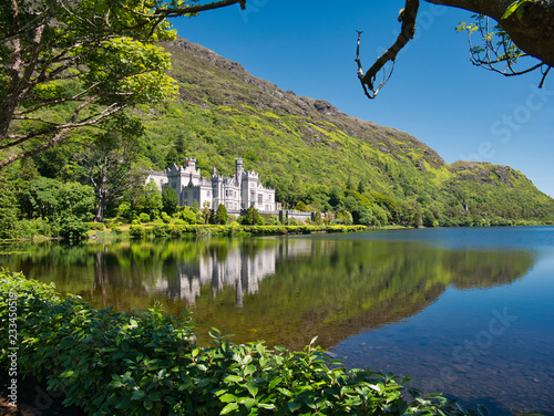 Glasklarer See mit Spiegelung vom Kylemore Abbey
