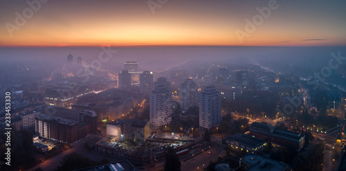 Widok z lotu ptaka na smog nad budzącym się miastem o świcie, budynki okryte mgłą i smogiem - Wrocław, Polska