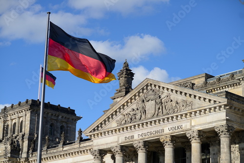Berlin Reichstag mit Deutschlandfahne und Inschrift  Dem Deutschen Volke 
