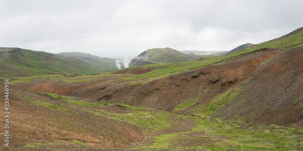 Landschaft mit heißen Quellen und Wasserfällen im Hengill Geothermalgebiet / Süd-West-Island 