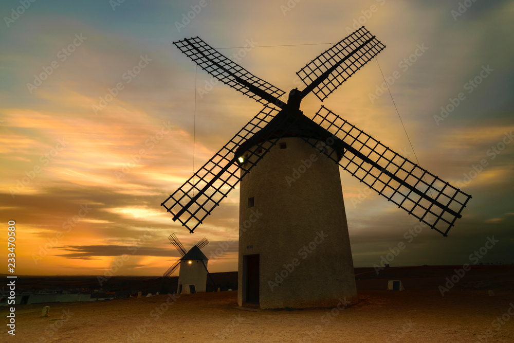 Atardecer sobre los molinos de don Quijote, Campo de Criptana, La Mancha, España