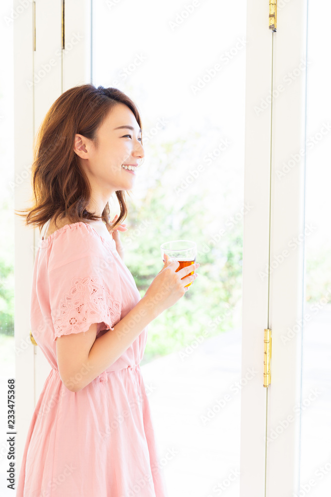 部屋でお茶を飲む女性