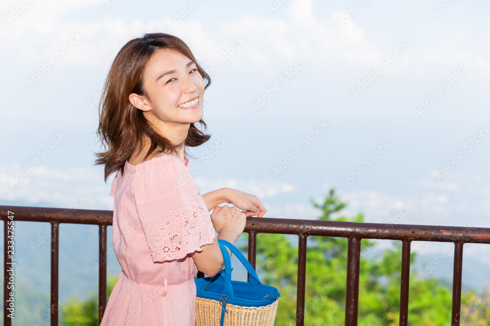 展望台から眺める女性