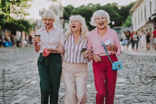 Foto Waist up photo of old stylish women