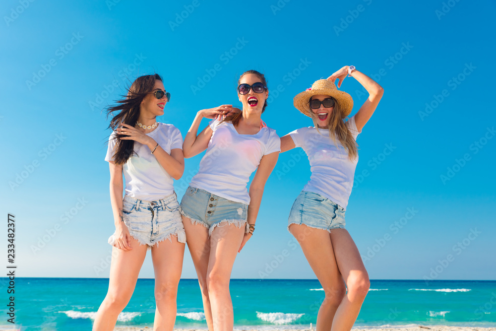 Tres mujeres muy sexys con camiseta blanca saltando y disfrutando un día de verano. Tres mujeres muy sexys con camiseta blanca saltando y disfrutando un día de verano.
